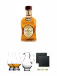 Cardhu Gold Reserve 0,7 Liter + The Glencairn Glass Whisky Glas Stölzle 2 Stück + Wasserkrug Half Pint Serie The Glencairn Glass Stölzle + Schiefer Glasuntersetzer eckig ca. 9,5 cm Ø 2 Stück